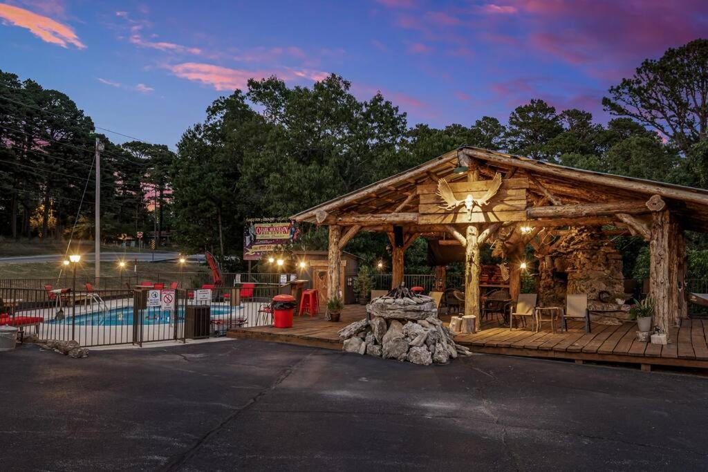 Stonegate Lodge Fire Pit 50In Tv Salt Water Pool Fast Wi-Fi Room #301 Eureka Springs Exterior photo