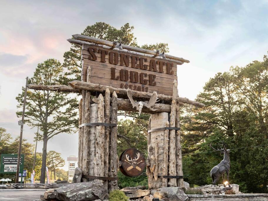 Stonegate Lodge Fire Pit 50In Tv Salt Water Pool Fast Wi-Fi Room #301 Eureka Springs Exterior photo